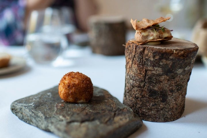 Montado de pringá de cocido con croqueta de jamón.