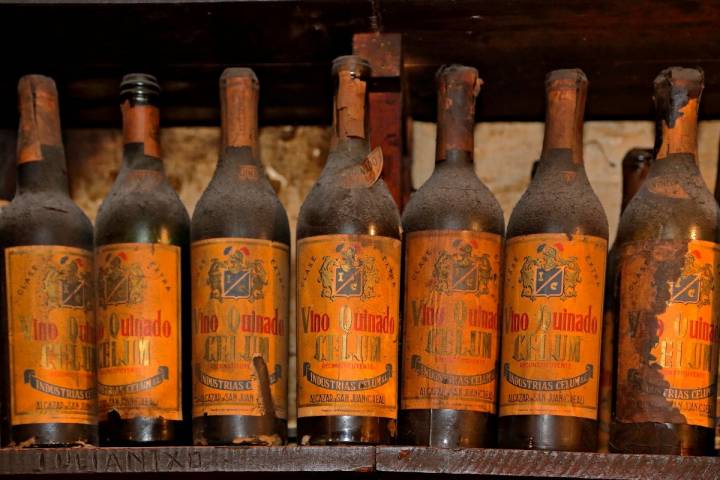 Unas botellas que lucen con mucho polvo y apariencia envejecida en 'Casa Julián'.