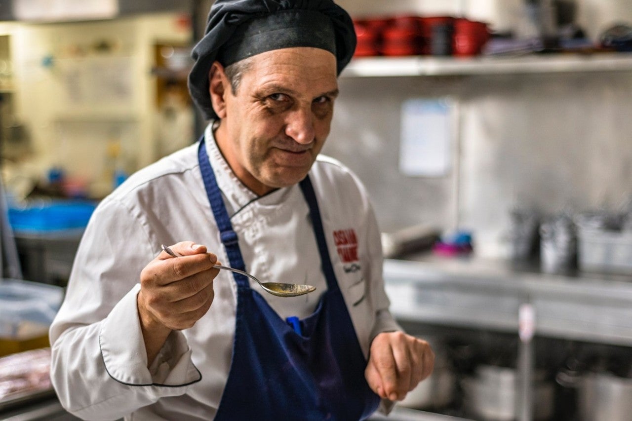 Cocina de tiempo, paciencia y productos de la 'tierruca'