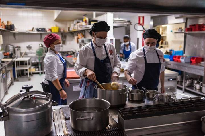 Restaurante 'Casa Mando': Juan Ordás y su equipo en cocina