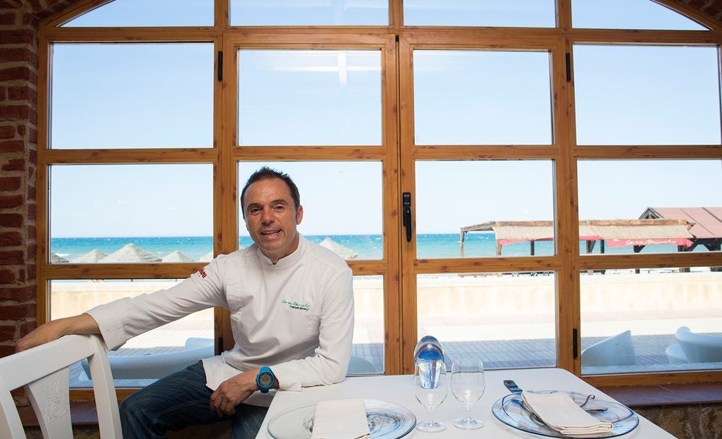 El cocinero Manuel Alonso en la sala de su local.