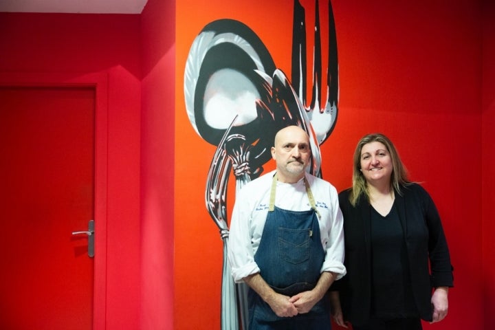 los dueños de casa toni, en san vicente de la sonsierra, posan en el restaurante