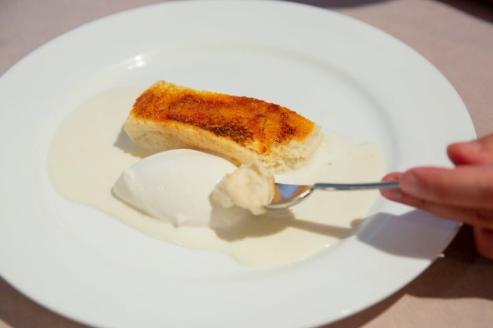 torrija caramelizada con leche merengada en casa toni