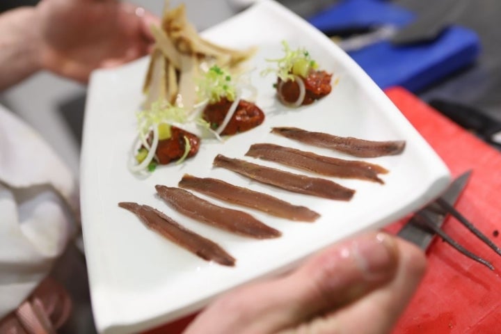 Plato de anchoas y ventresca de bonito con morrones asados y guindillas.