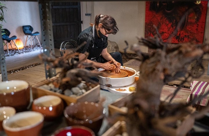 El taller donde Sandra da forma a parte de la vajilla del restaurante.