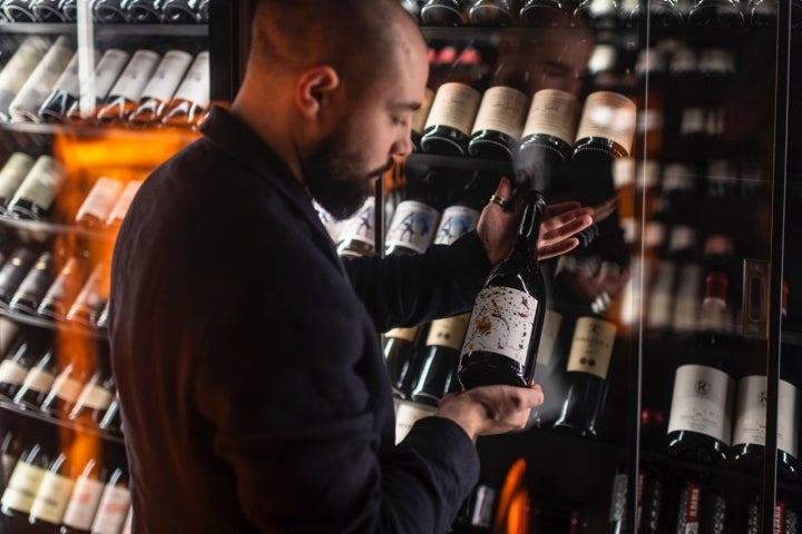 El sumiller David Algarra en la bodega del restaurante