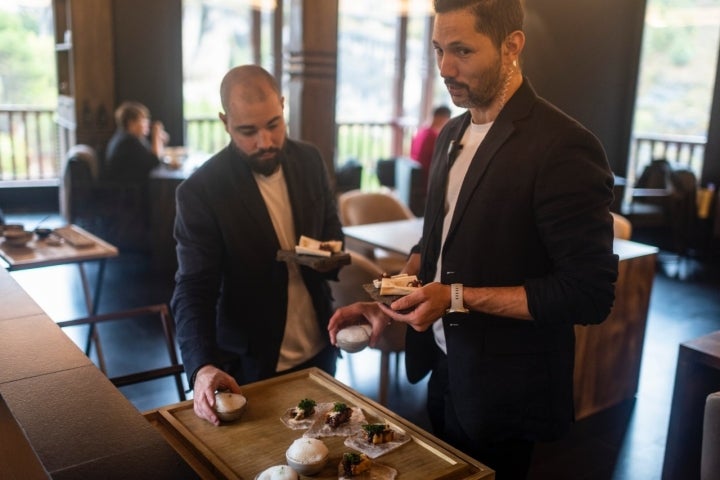 Walid Hani, jefe de sala, sirve unos platos