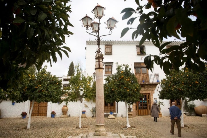 Los naranjos y los geranios colorean el patio de entrada.