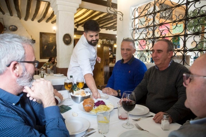 El flamenquín se sirve sin queso, como manda la tradición.