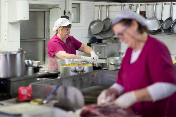 En los fogones de 'Caserío de San Benito' solo trabajan mujeres.