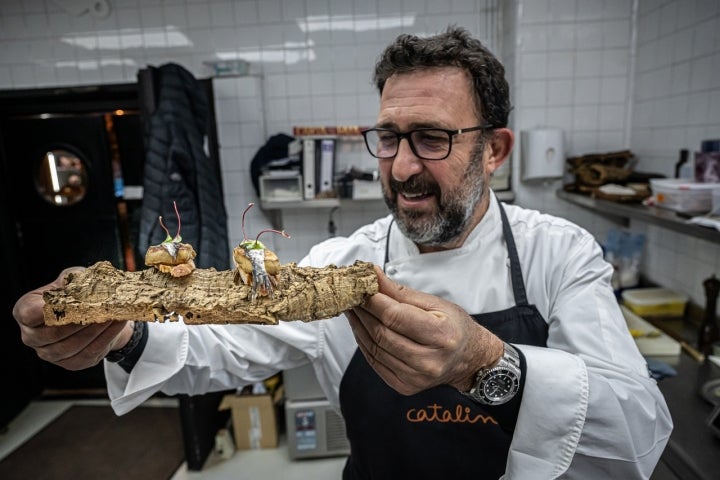 El cocinero con dos bocados de foie con anchoa.