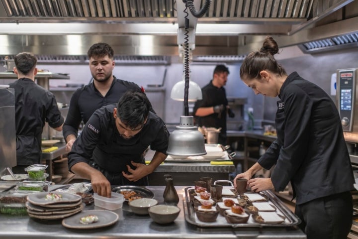 Preparando el homenaje a Joselito en cocina.