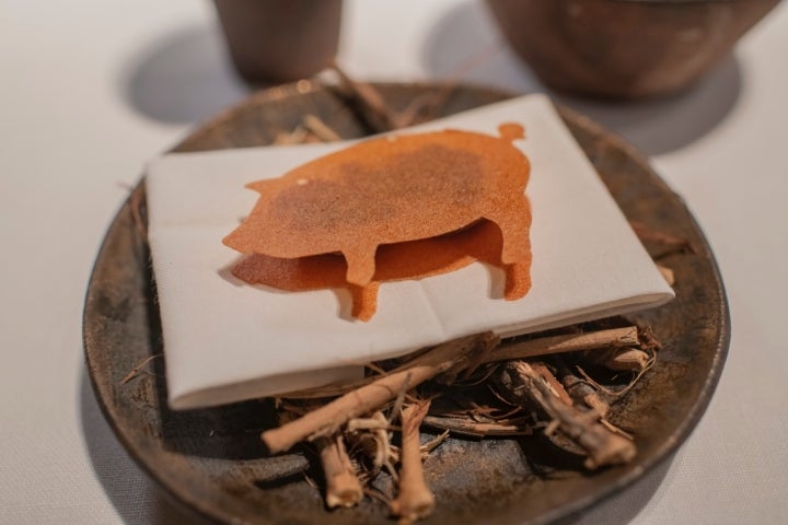 Galleta crujiente de patata rellena de un steak tartar de presa ibérica.