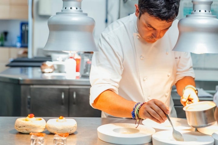 Alberto ultimando el plato de huevo con tartar de carabinero.