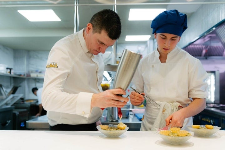 Vicente ultimando detalles en un plato
