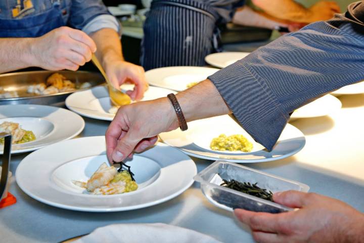 Restaurante 'Cocinandos' (León): raya a la gallega sobre arroz con plancton, algas y 'raifort'.