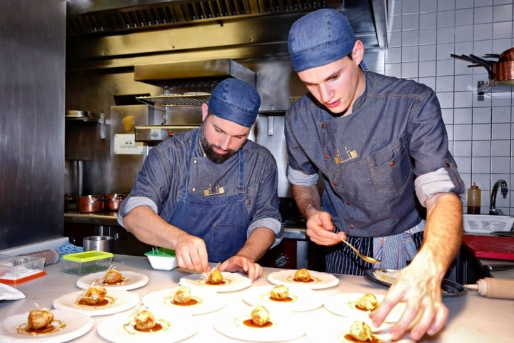Restaurante 'Cocinandos' (León): Alejandro Cuencas (izq), jefe de cocina, junto a un ayudante.