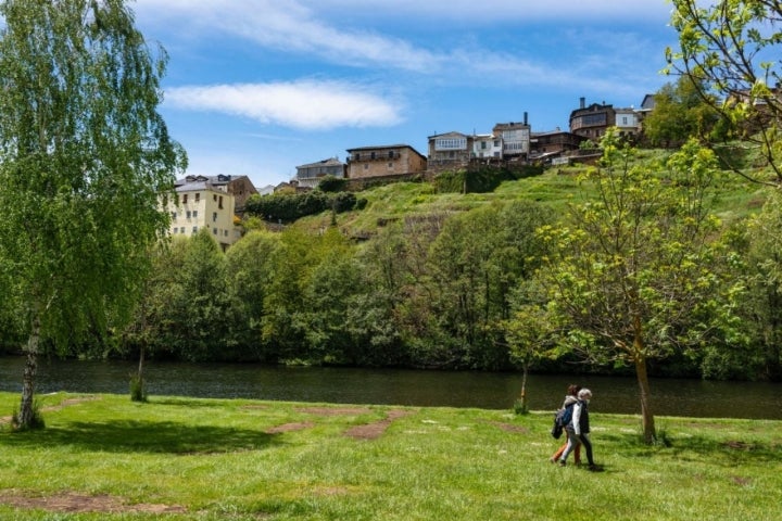 El chiringuito del río (Sanabria): pueblo de Sanabria desde el río Tera