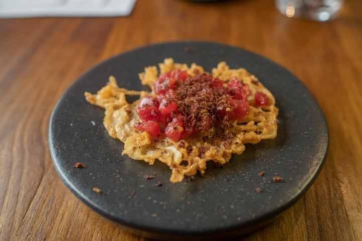 Tortillita de camarones con tartar de atún rojo.