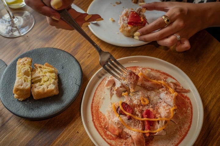 Chicharrón con queso cantal, tomates semisecos y pan de aceite.