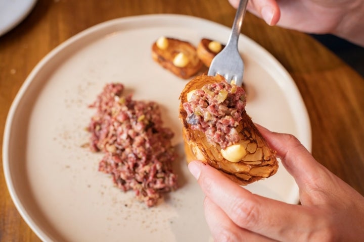 Steak tartar, croissant, béarnaise 