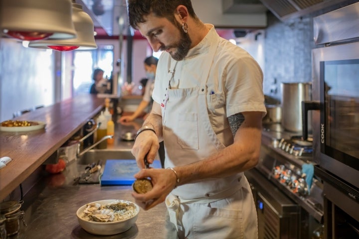 Mario preparando un plato de ostras