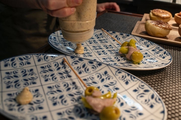 Gilda de lomo marinado de jabalí con crema de mostaza de ajo asado