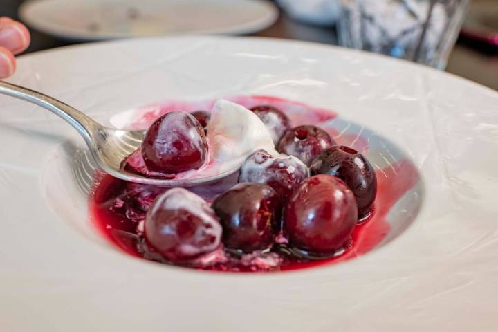 El postre de cerezas del Jerte con helado de yogur de la sierra salmantina e infusión de frutos rojos.