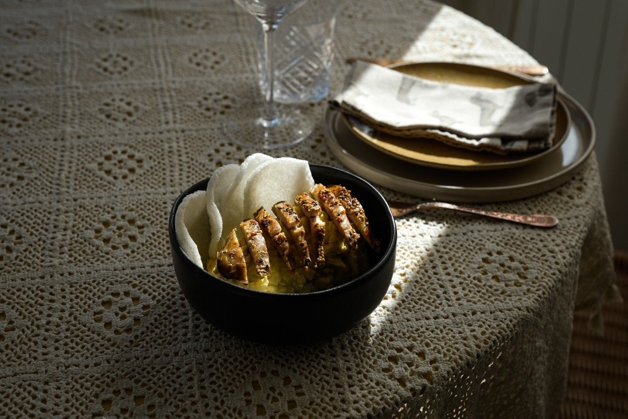 Ensaladilla, caballa ahumada y pan de gamba.