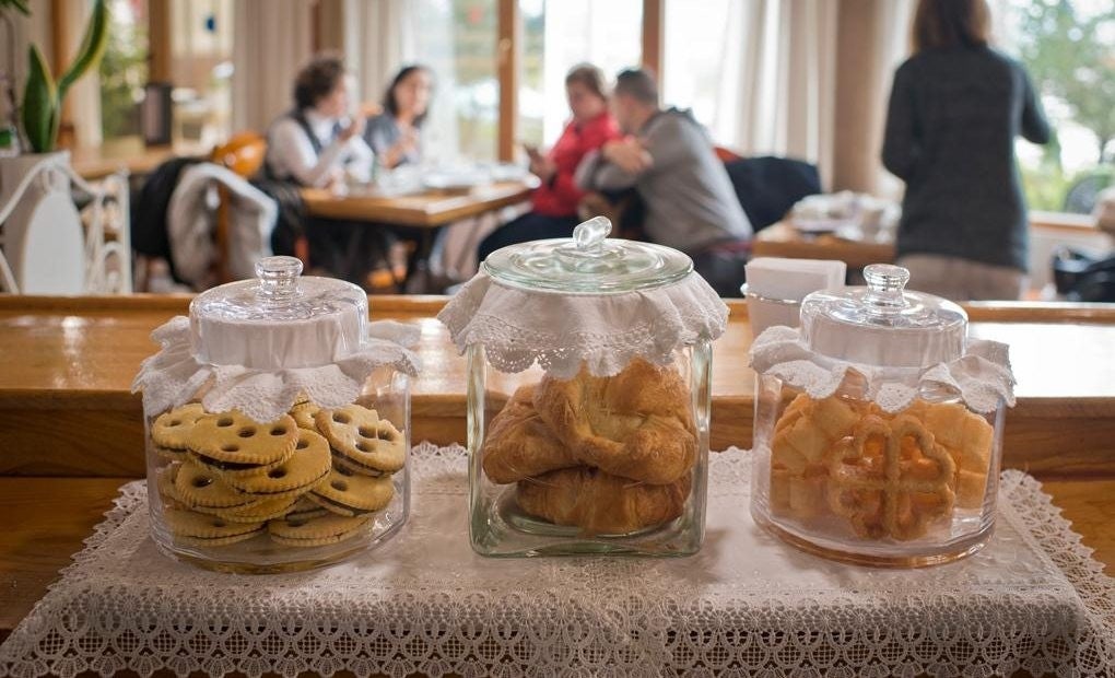 Manteles de hilo, esponjosos bizcochos y bocadillos de torta de aceite a mitad del camino