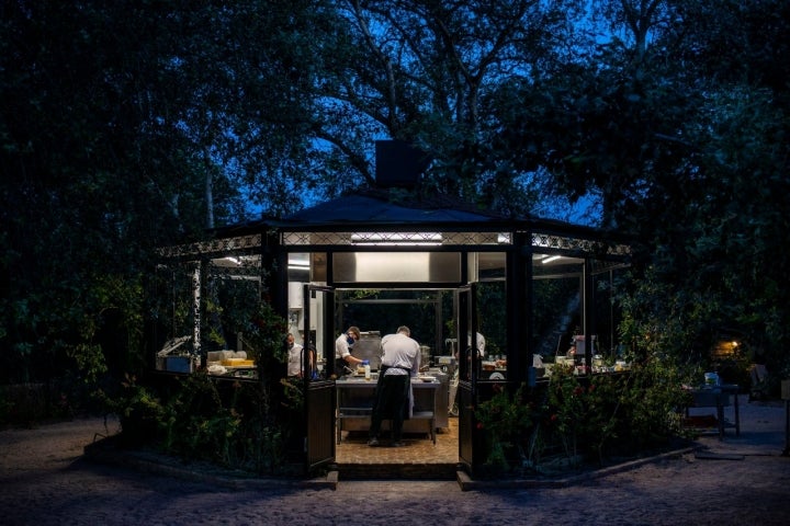 El kiosko decorativo de la huerta convertido este verano en cocina.