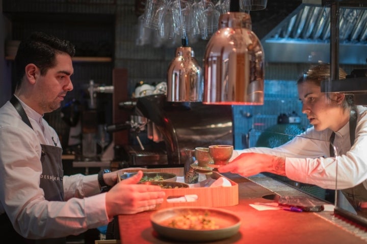 La cocina de 'Desborre' está a la vista de los comensales.