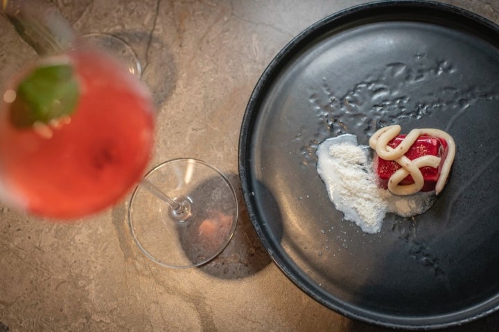 Lingote de frutos rojos relleno de frambuesa y fresa.