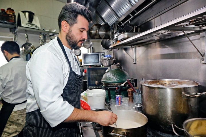 En la cocina no cabe ni un alfiler.