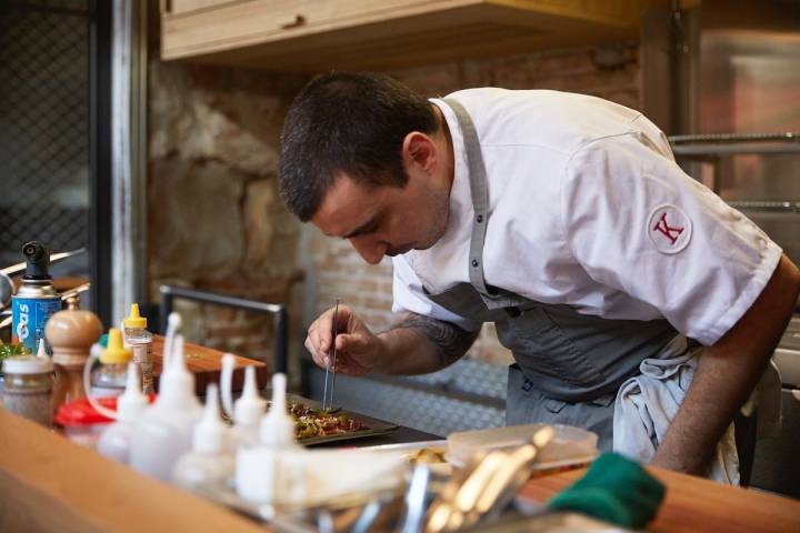 El chef Arnau Muñío prepara sus platos a la vista del comensal en el restaurante DireKte Boqueria (Barcelona).