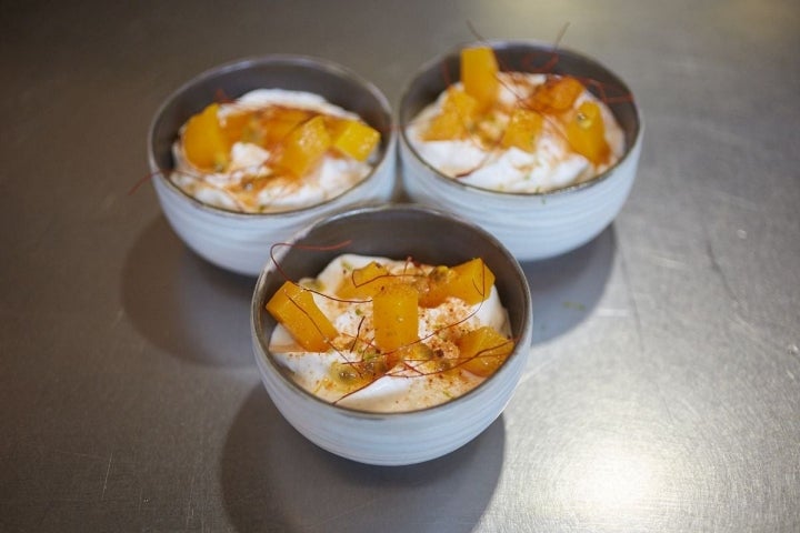 Postre de Mango, Passión, yogur y mezcal del restaurante Direkte Boquería, en Barcelona.