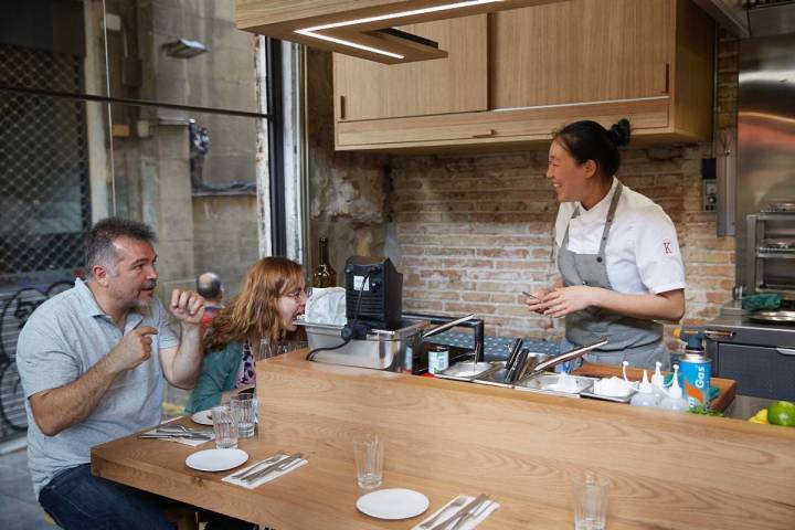 La chef china Shu Zhang conversa con los comensales en la barra del restaurante Direkte Boqueria, en Barcelona.
