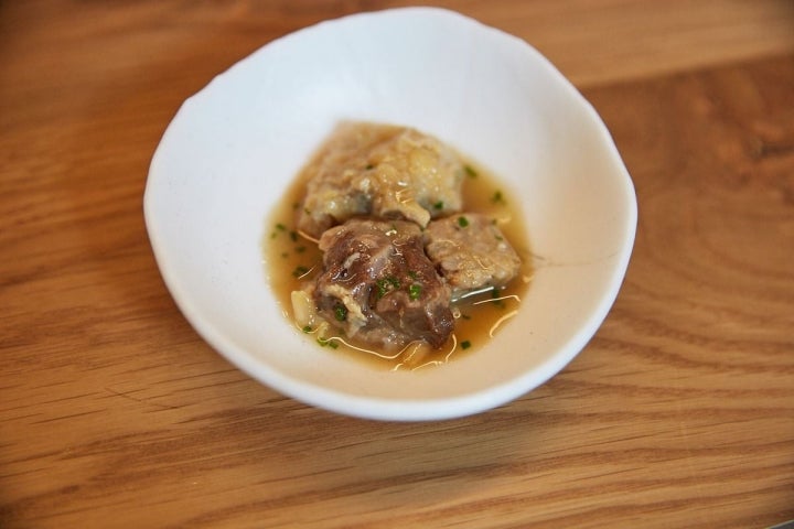 Plato de “Capipota” a la brasa con su jugo y “raifort” del restaurante Direkte Boquería, en Barcelona.