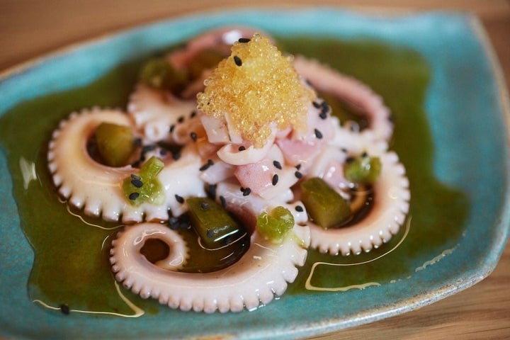 Plato de ensalada de pepino y pulpo encurtido Tsukiji del restaurante Direkte Boqueria, en Barcelona.