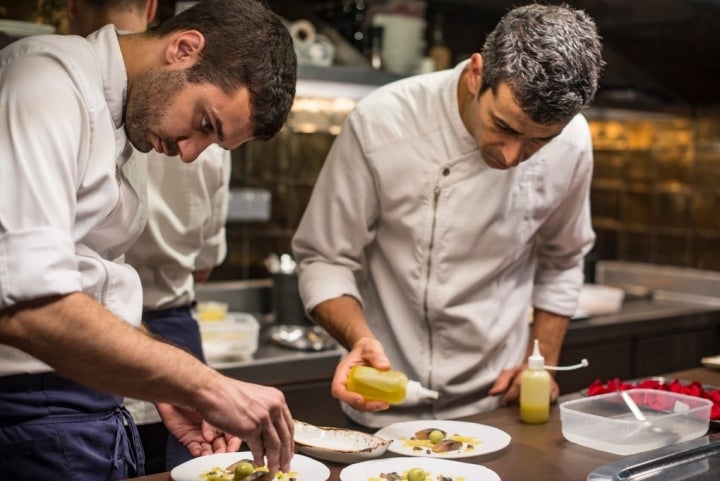 Mateu y Giulio emplatan la Gilda en la cocina