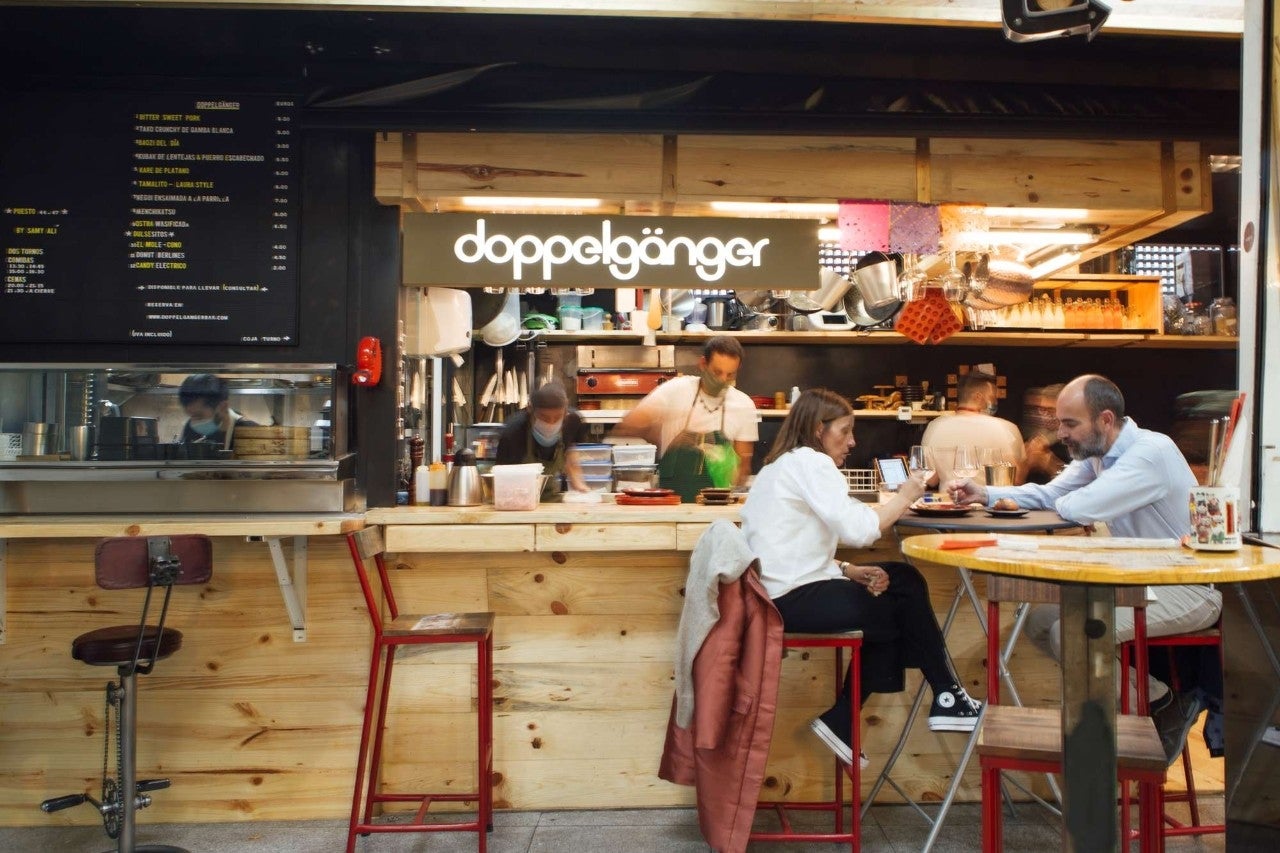 El chef del laureado 'La Candela Restò' ahora cocina en un puesto del Mercado de Antón Martín.