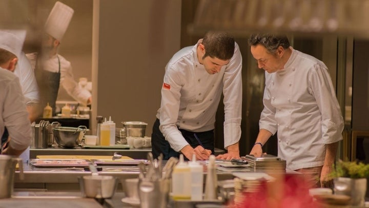 Sergio dando instrucciones en la cocina justo antes de comenzar el servicio de cena.