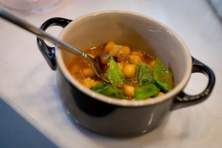 Cazuelita de callos de bacalao con garbanzos.