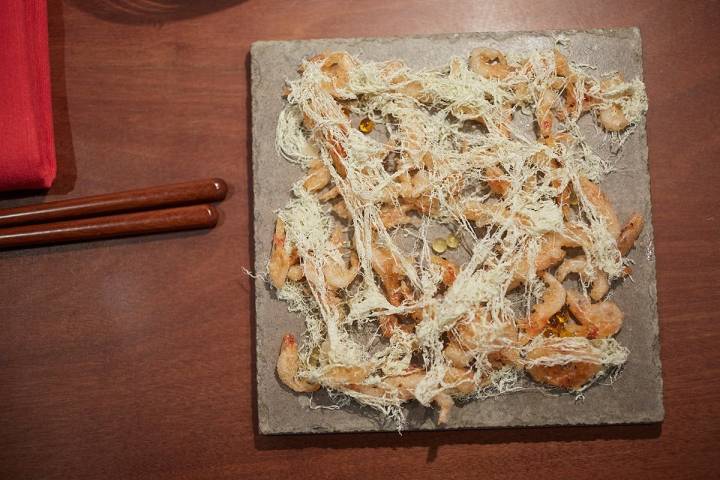 El sakura-ebi en red, una suerte de camarones que se aconseja comer con las manos.