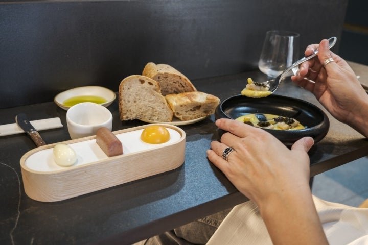 Anguila ahumada acompañada de texturas de maíz.