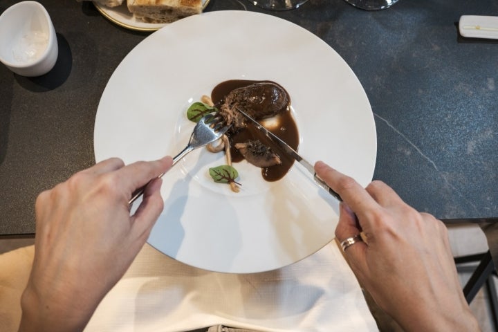 Carrillera ibérica guisada con setas de temporada.