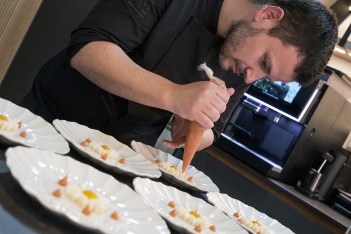 Juan Manuel emplatando la mousse de queso.