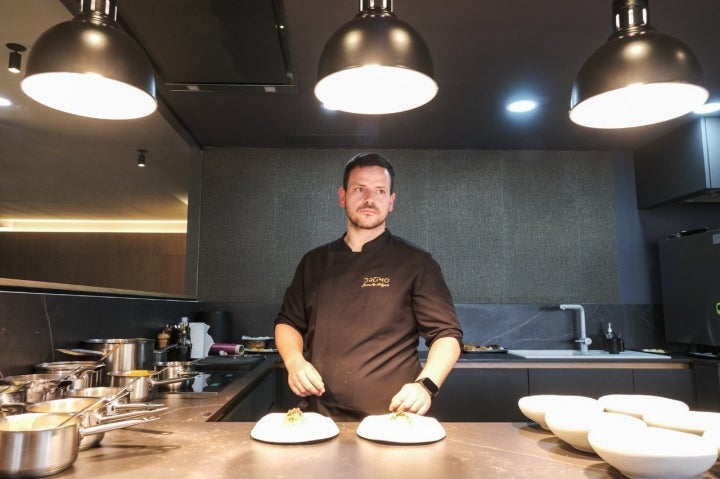 El chef de Dromo trabajando detrás de la barra.