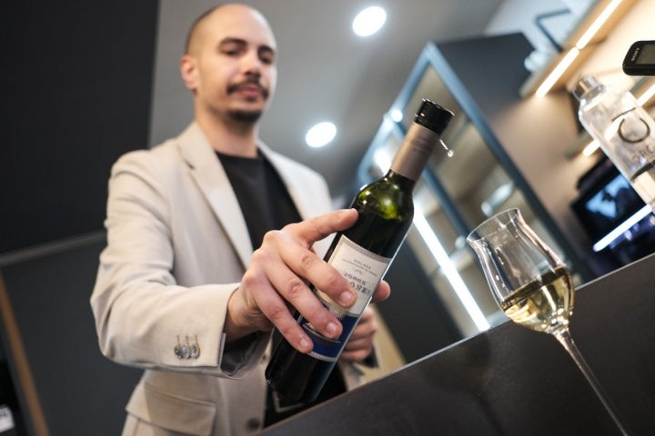 Joaquín sirve el moscatel Nº2 Victoria de Javier Ordoñez elegido para los postres.