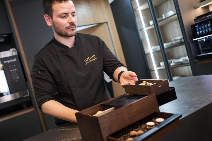 Juanma abre la original caja sorpresa que esconce los petit fours.
